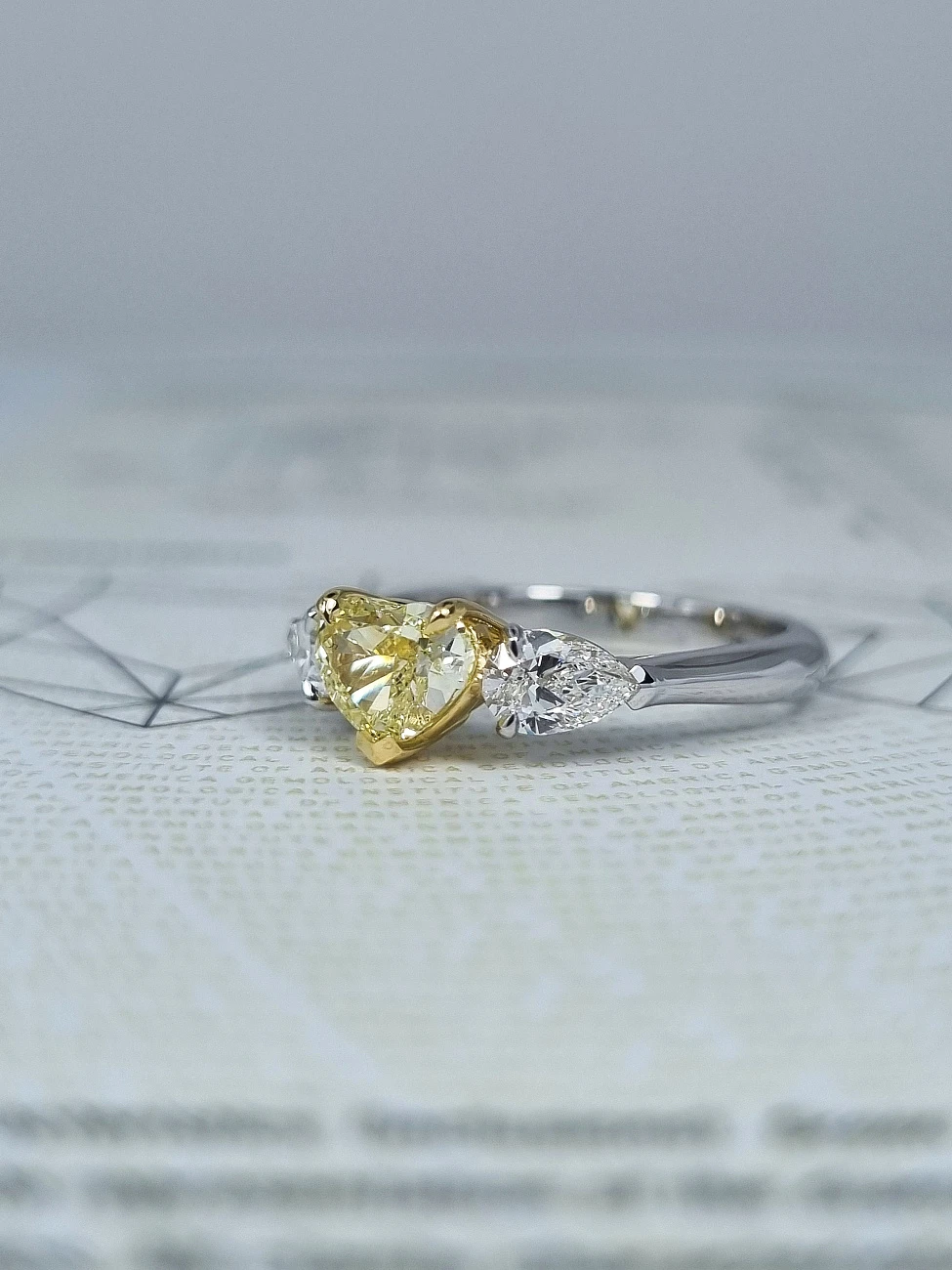 Украшение GIA  Кольцо с бриллиантом 1,02 ct. Fancy Yellow/VS1   