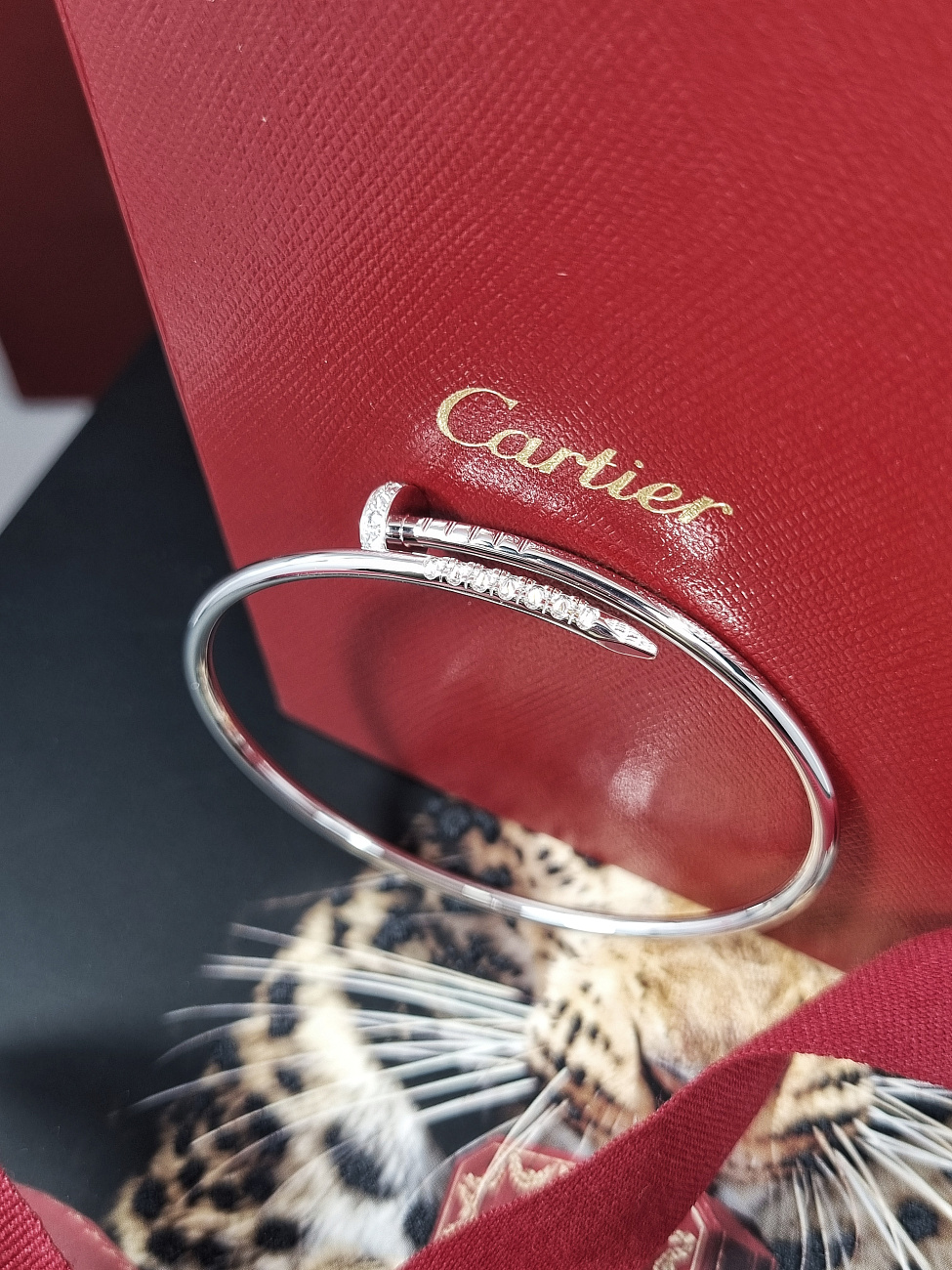 Украшение Cartier  Juste un Clou bracelet, Small Model, Reverse-set Diamonds 17 WG  B6092017 
