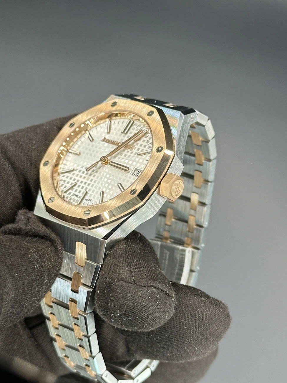 Часы Audemars Piguet  Royal Oak 37 Mm Steel Rose Gold  15550SR.OO.1356SR.02