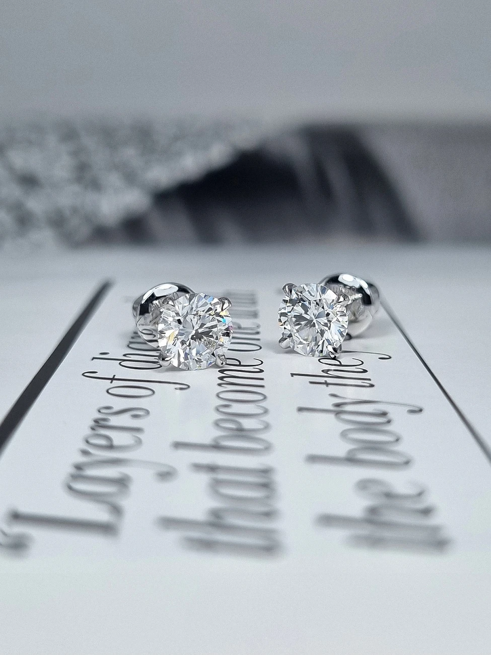 Украшение GIA  Серьги 1,00/1,00 ct. F/VS1 (3 excellent) Round Diamonds   