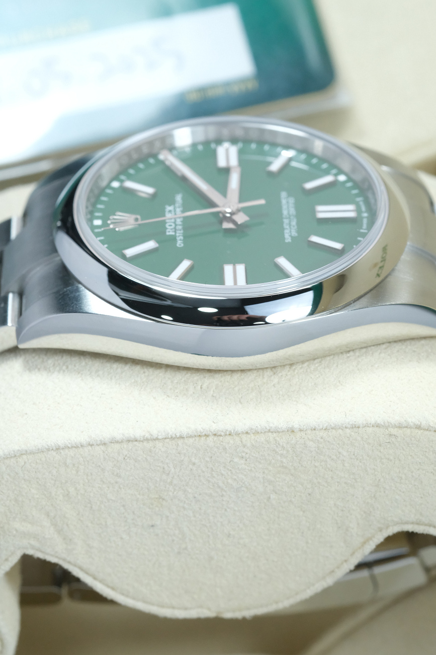 Часы Rolex  Oyster Perpetual 41 Mm Green Dial  124300