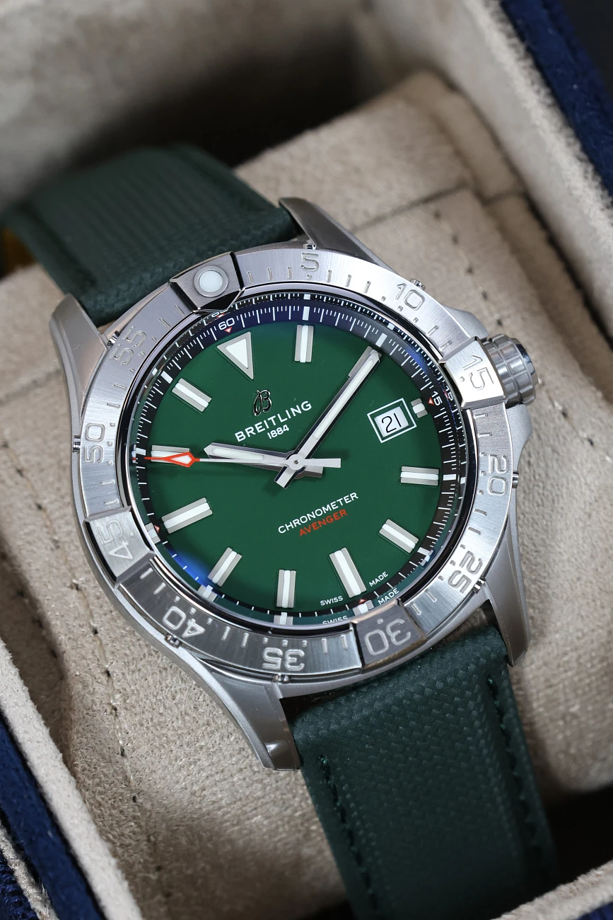 Часы Breitling  Avenger Automatic 42 Green  A17328101L1X1