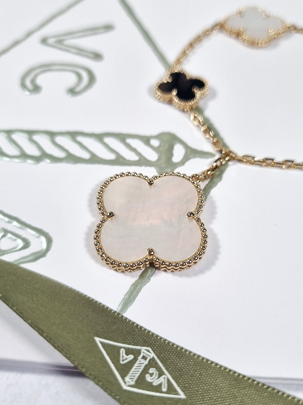 Украшение Van Cleef & Arpels  Magic Alhambra Bracelet, 5 Motifs  VCARD78700 