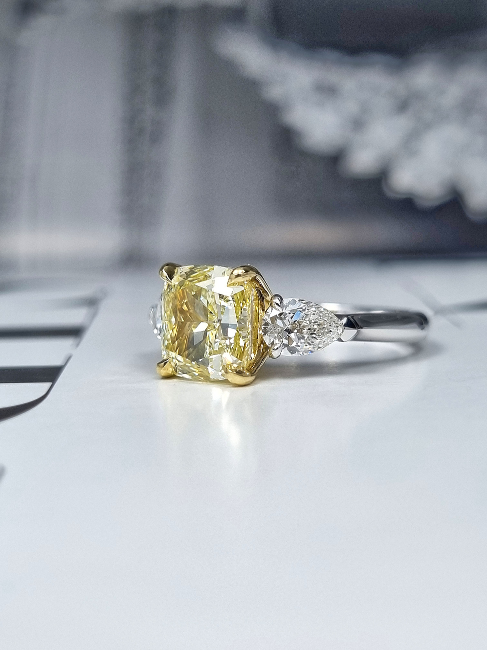 Украшение GIA  Кольцо 3,02 ct. Fancy Light Yellow/Internally Flawless   