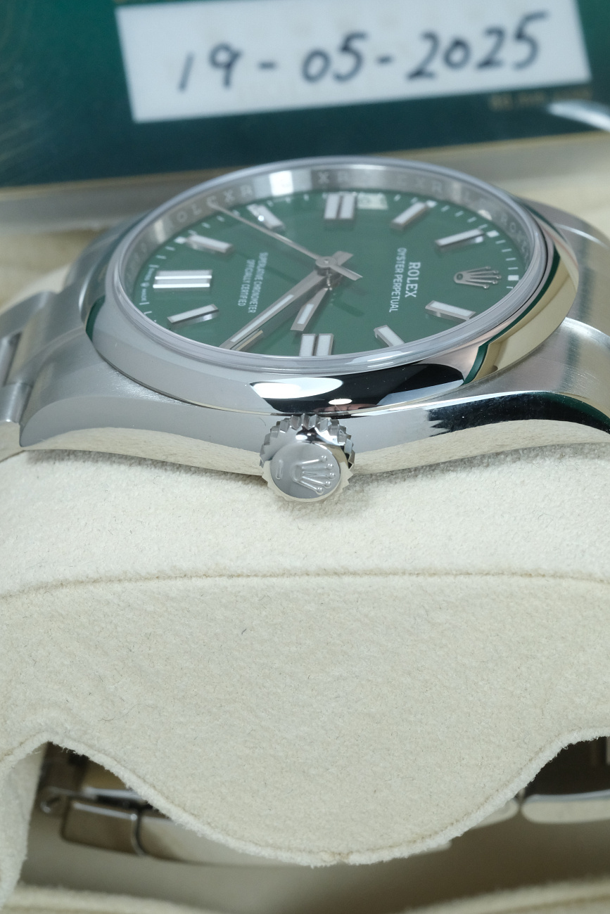 Часы Rolex  Oyster Perpetual 41 Mm Green Dial New Model  134300
