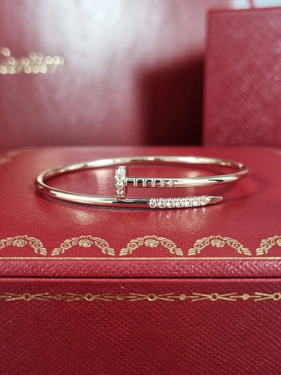 Украшение Cartier  Juste un Clou bracelet, Small Model, Reverse-set Diamonds 17  B6091317 
