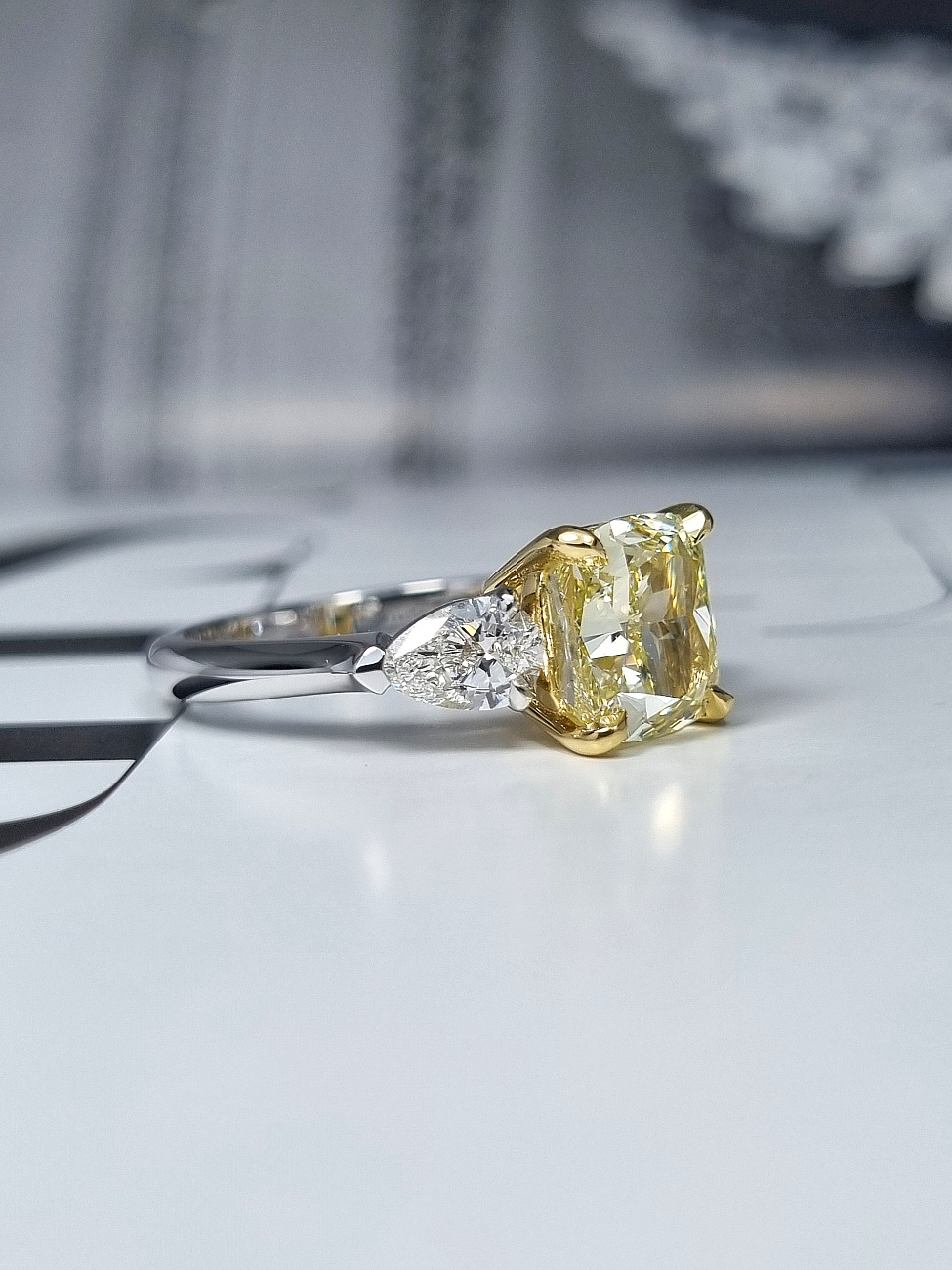 Украшение GIA  Кольцо 3,02 ct. Fancy Light Yellow/Internally Flawless   