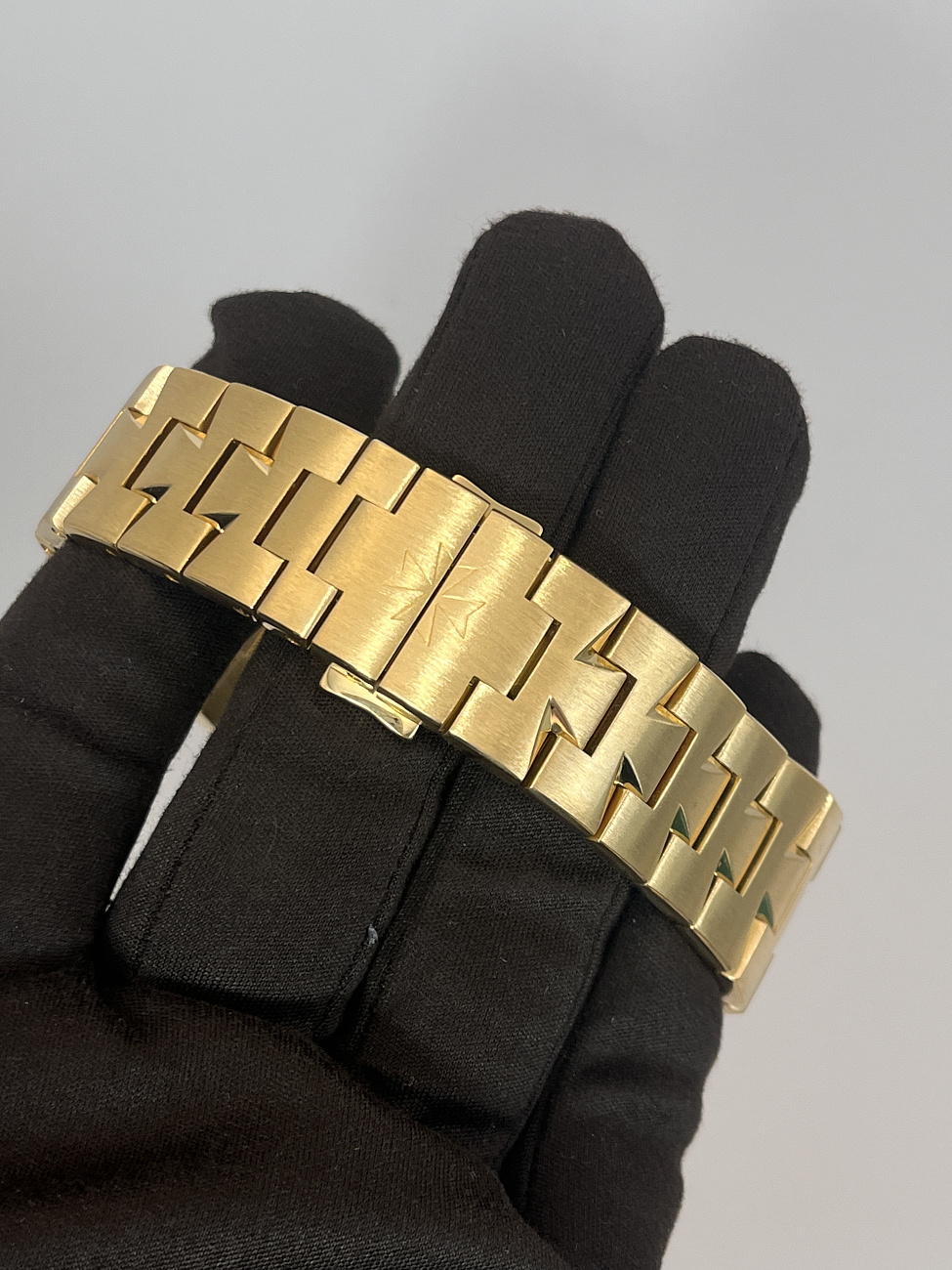 Часы Vacheron Constantin  Overseas Dual Time Yellow Gold  47450/B01J-9228