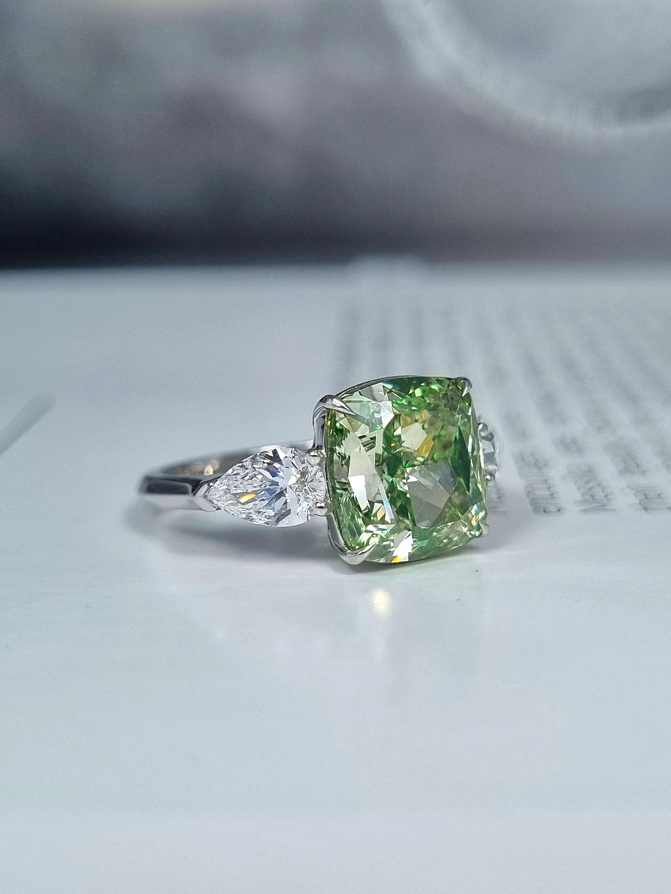 Украшение GIA  Кольцо с бриллиантом 6,01 ct. Fancy Brownish Greenish Yellow/VVS2   