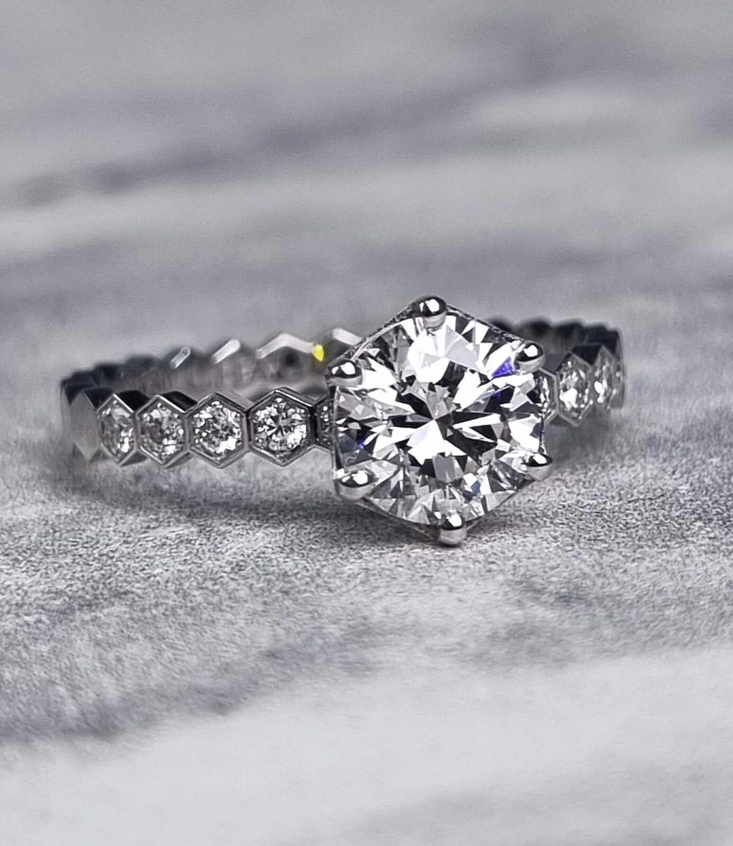 Украшение Chaumet  Кольцо Solitaire Bee My Love 1,01 F/Vs1  J1NQ00 