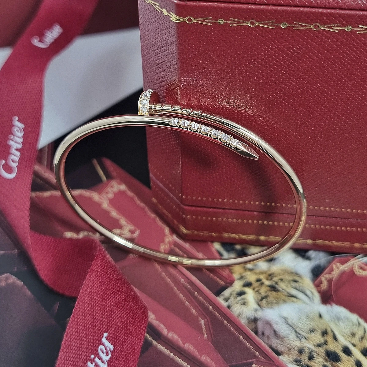 Украшение Cartier  Juste un Clou bracelet, Small Model, Reverse-set Diamonds 17  B6091317 