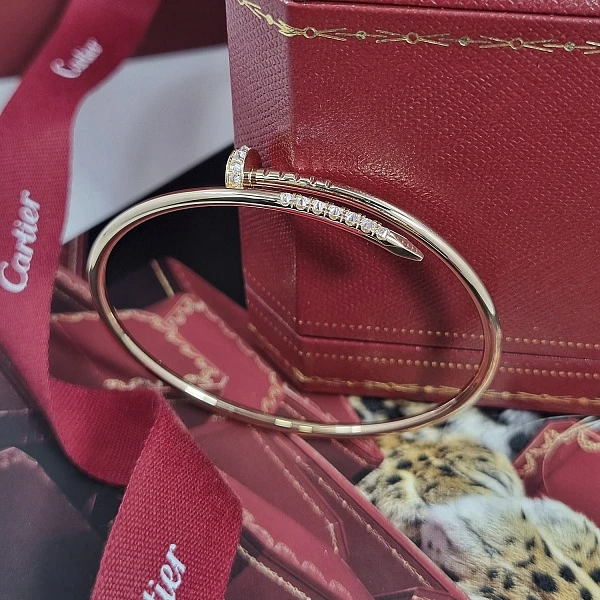Украшение Cartier  Juste un Clou bracelet, Small Model, Reverse-set Diamonds 17  B6091317 