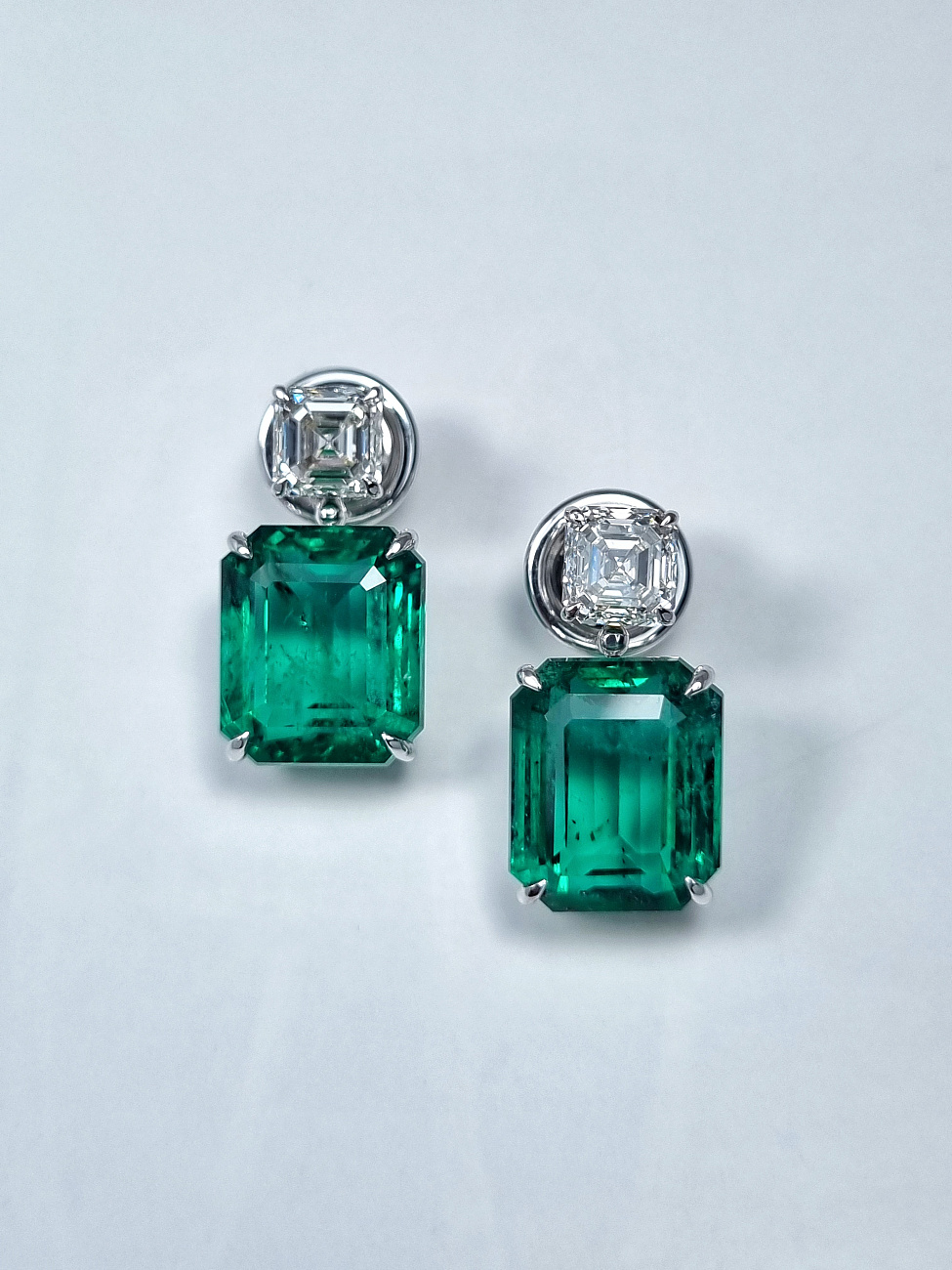 Украшение GRS GemResearch Swisslab  Серьги с изумрудами 9,20/9,46 ct. Vivid Green (Zambia)   