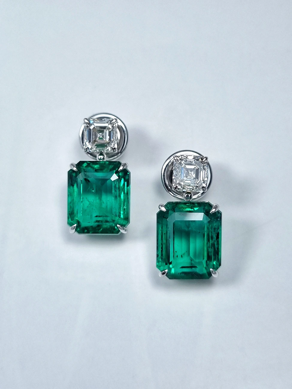 Украшение GRS GemResearch Swisslab  Серьги с изумрудами 9,20/9,46 ct. Vivid Green (Zambia)   