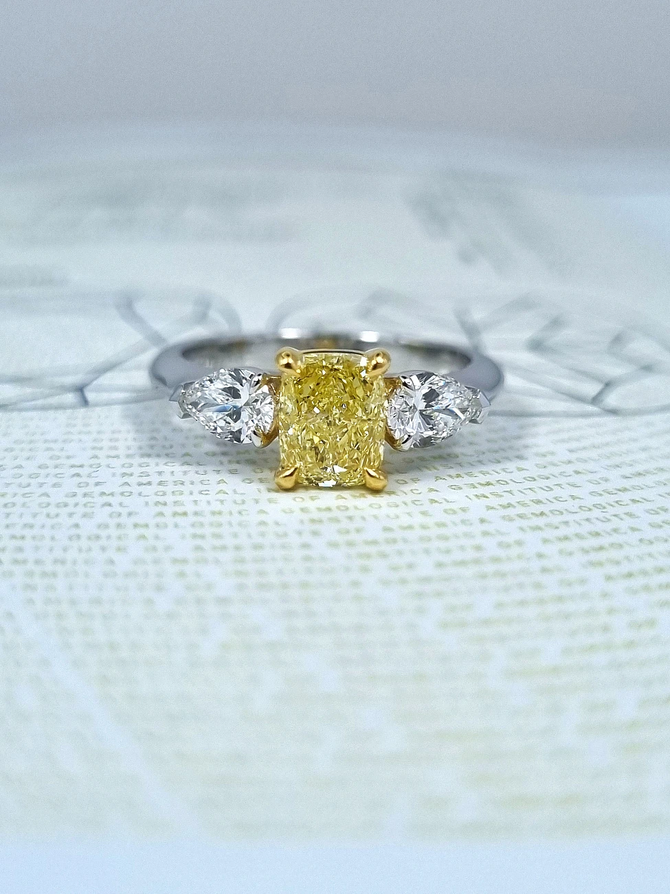 Украшение GIA  Кольцо с бриллиантом 1,16 ct. Fancy Yellow/ Internally Flawless   