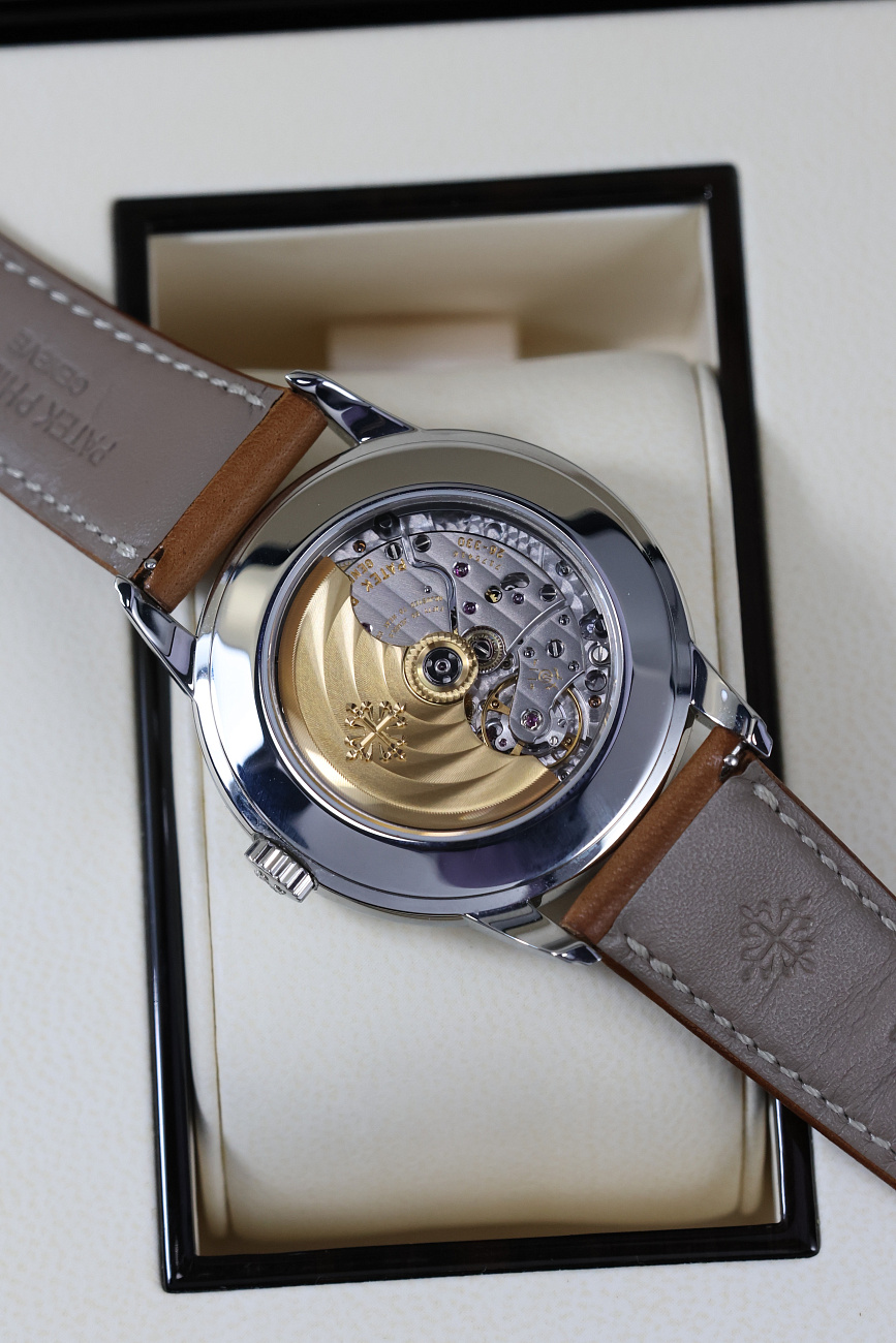 Часы Patek Philippe  Complications Calatrava Weekly Calendar Silvery Opaline Dial 40 mm  5212A-001