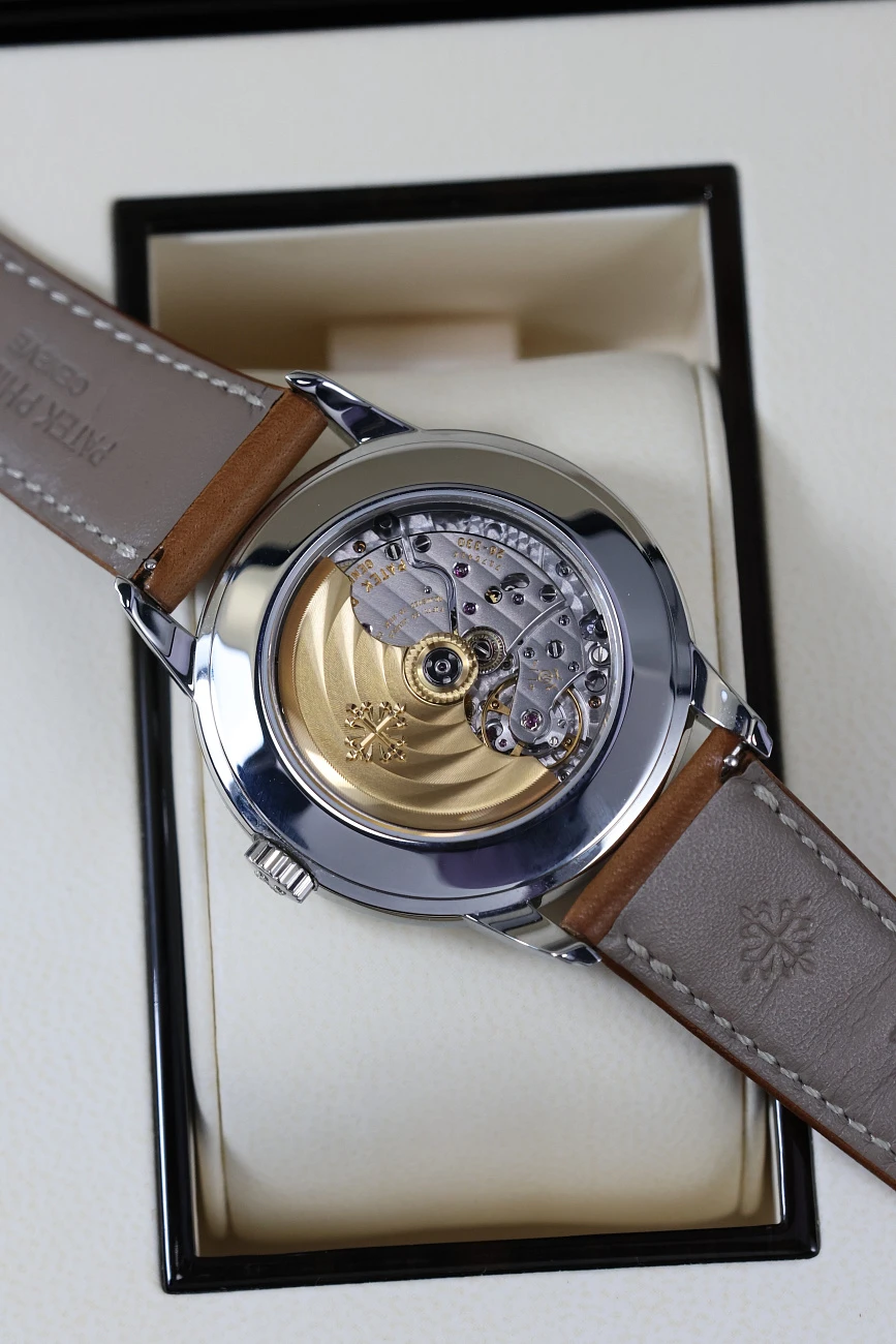 Часы Patek Philippe  Complications Calatrava Weekly Calendar Silvery Opaline Dial 40 mm  5212A-001