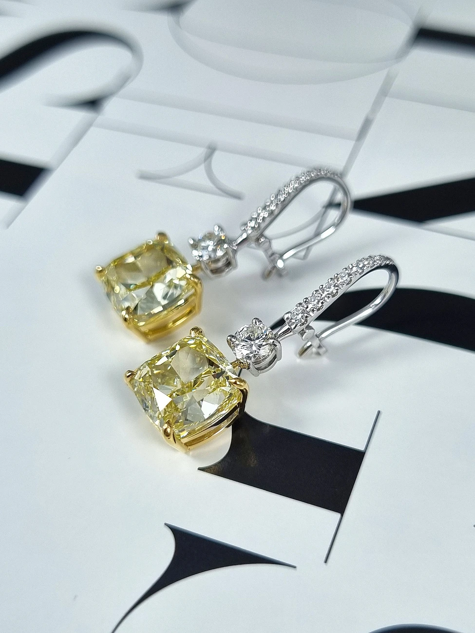 Украшение GIA  Серьги c бриллиантами 5,01/5,03 ct. Fancy Yellow/VS   