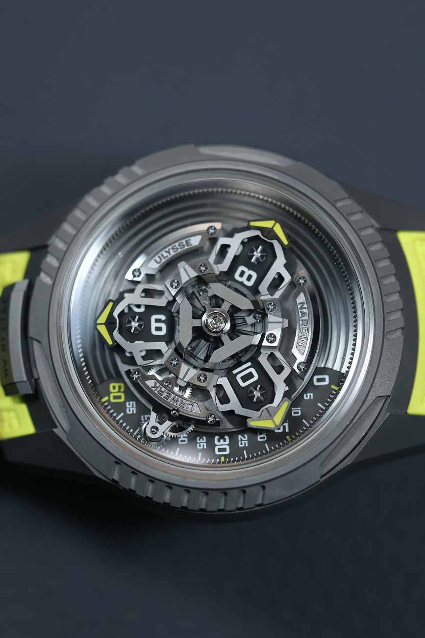 Часы Urwerk  UR-FREAK   2413-500LE-2A-UR/3B