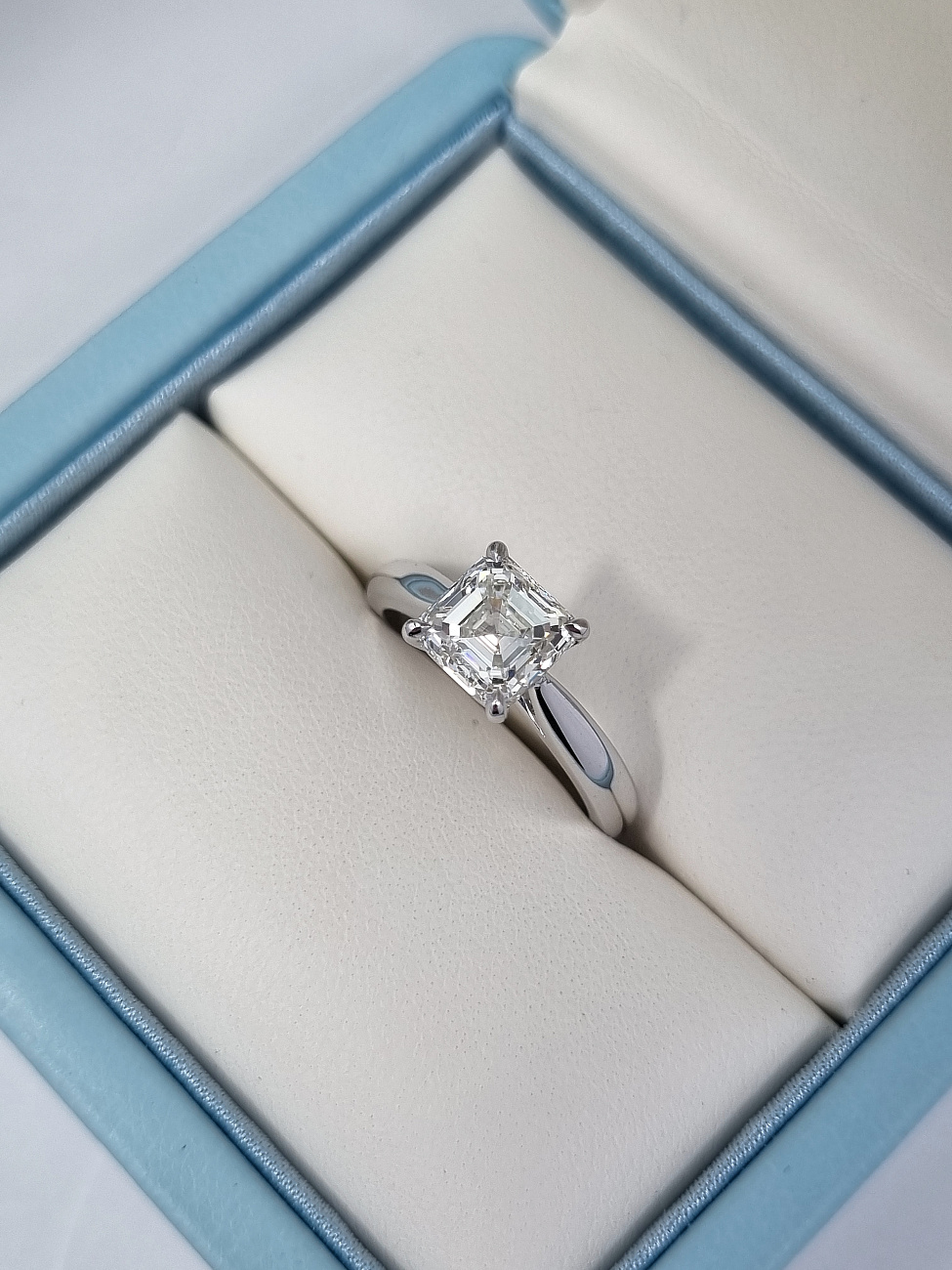 Украшение NO NAME  Кольцо С Бриллиантом 1,76 Ct. J/Internally Flawless   