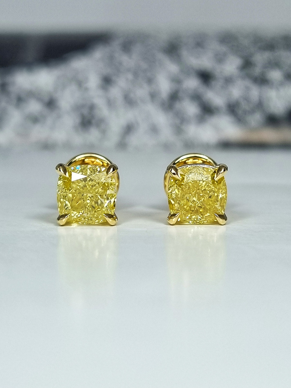 Украшение GIA  Серьги 2,00/2,01 ct. Fancy Intense Yellow/VS2 (Cushion Diamonds)   