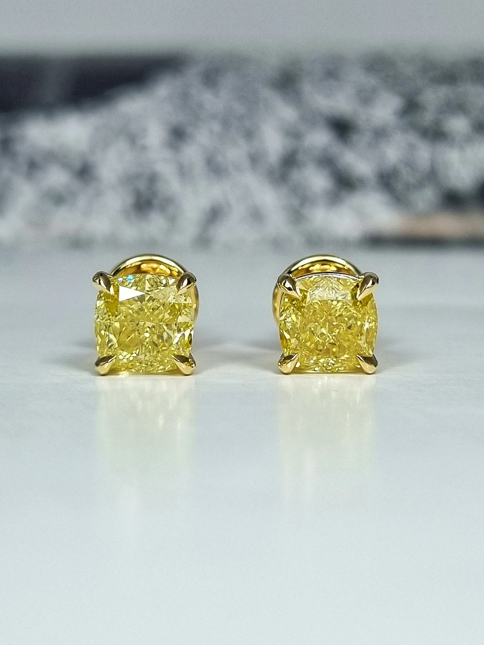 Украшение GIA  Серьги 2,00/2,01 ct. Fancy Intense Yellow/VS2 (Cushion Diamonds)   