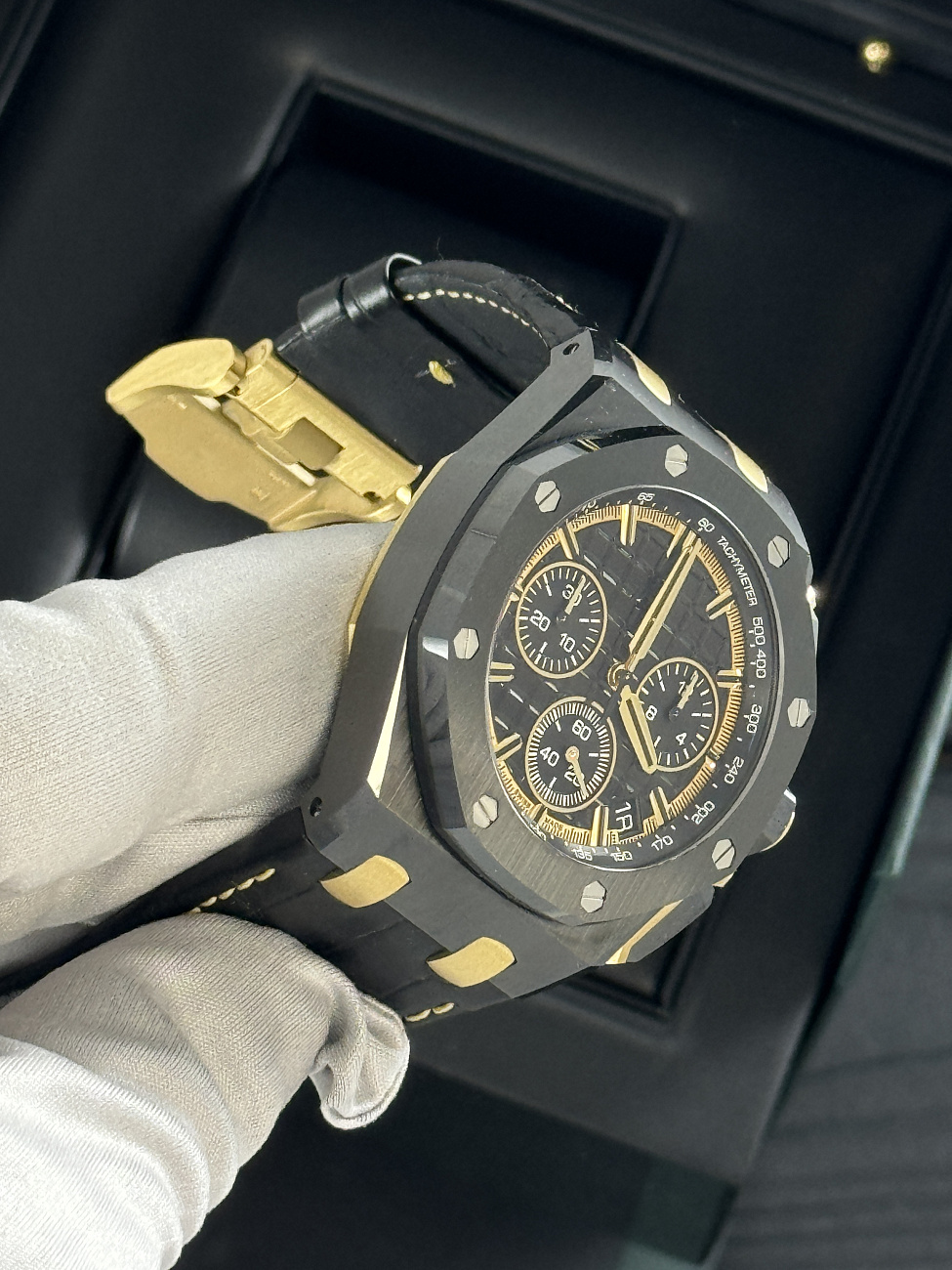 Часы Audemars Piguet  Royal Oak Offshore Chronograph 43Mm Ceramic Yellow Gold  26420CE.OO.A127CR.01