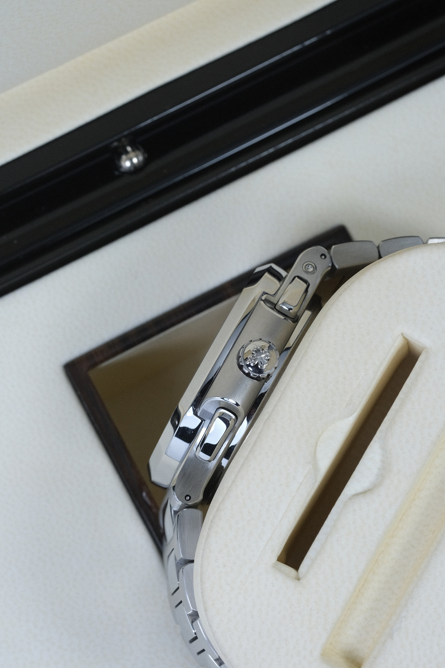 Часы Patek Philippe  Nautilus Travel Time Chronograph Blue Dial  5990/1A-011