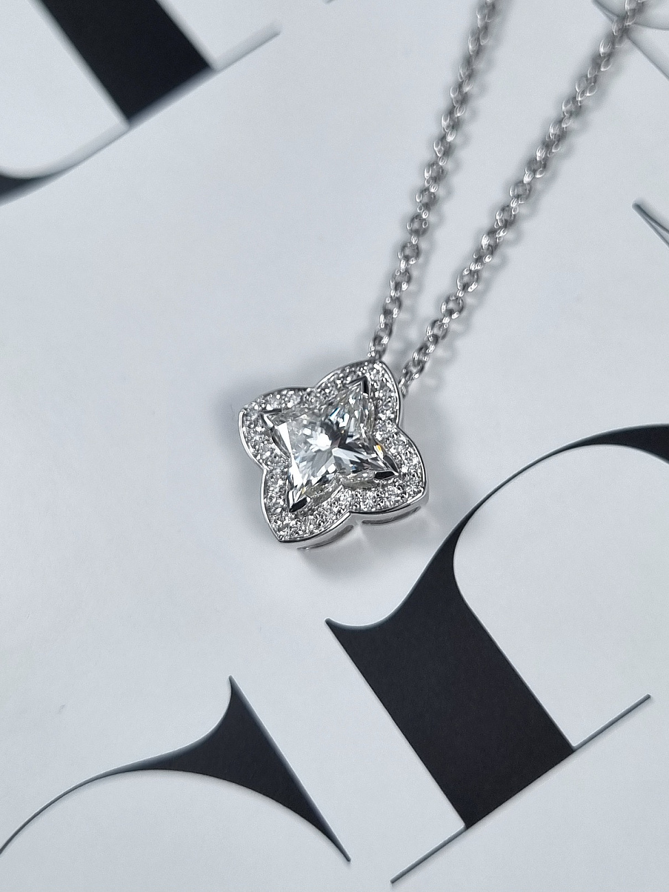 Украшение NO NAME  Подвеска 0,96 ct. H/VVS1 &quot;LV Diamond&quot; (Star cut)   