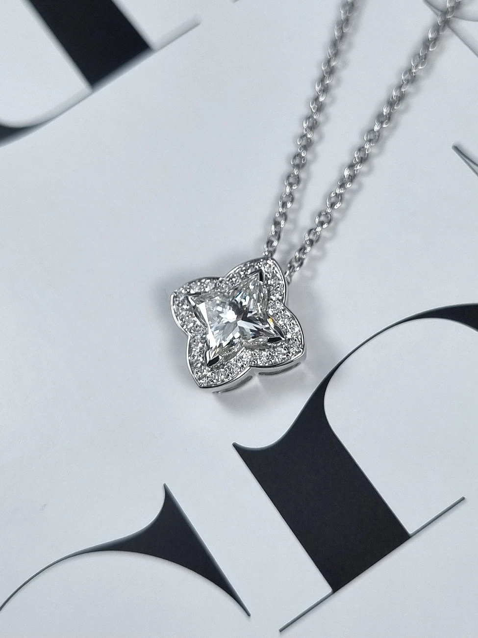 Украшение GIA  Подвеска 0,96 ct. H/VVS1 "LV Diamond" (Star cut)   