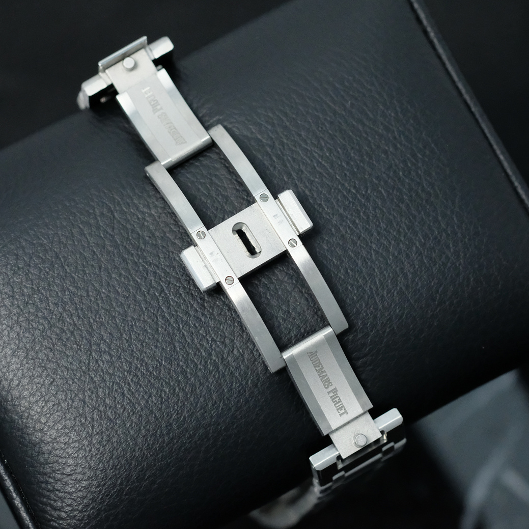 Часы Audemars Piguet  Royal Oak Jumbo 39 Mm Blue 2016  15202ST.OO.1240ST.01