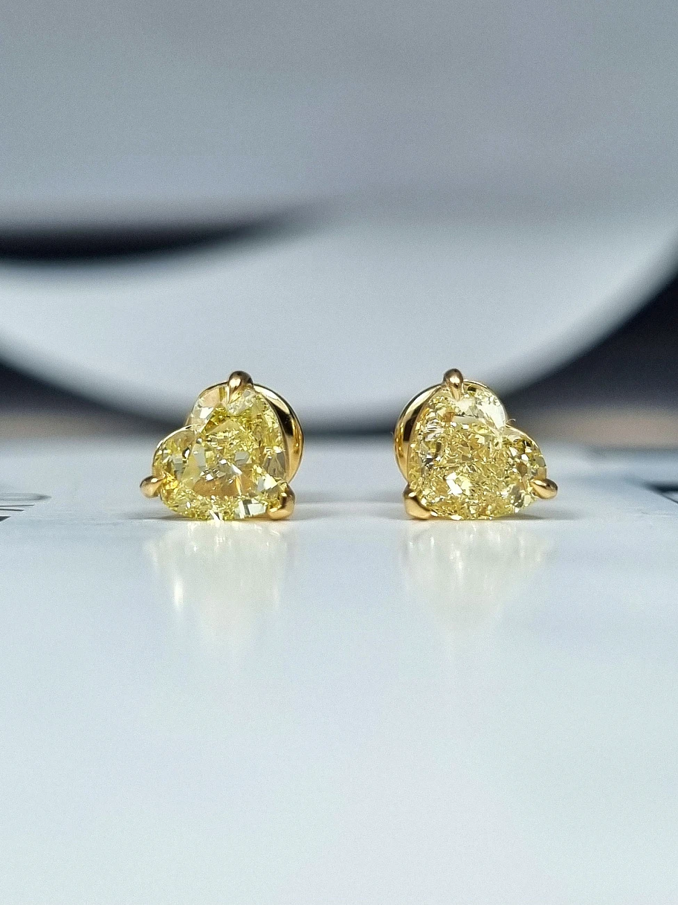Украшение GIA  Серьги 1,01/1,02 ct. Fancy Yellow/VVS1-VS2 Heart Diamonds   