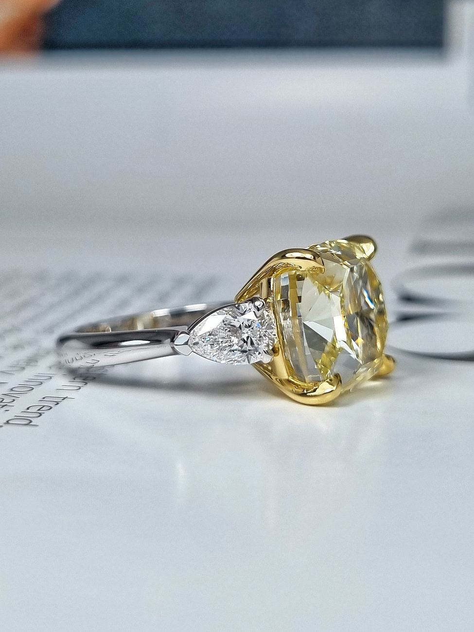Украшение GIA  Кольцо с бриллиантом 10,03 ct. Fancy Light Yellow/VS2   
