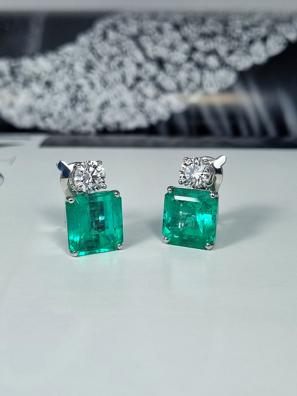 Украшение GRS GemResearch Swisslab  Серьги с изумрудами 7,08/8,75 ct. Vivid Green (Colombia)   