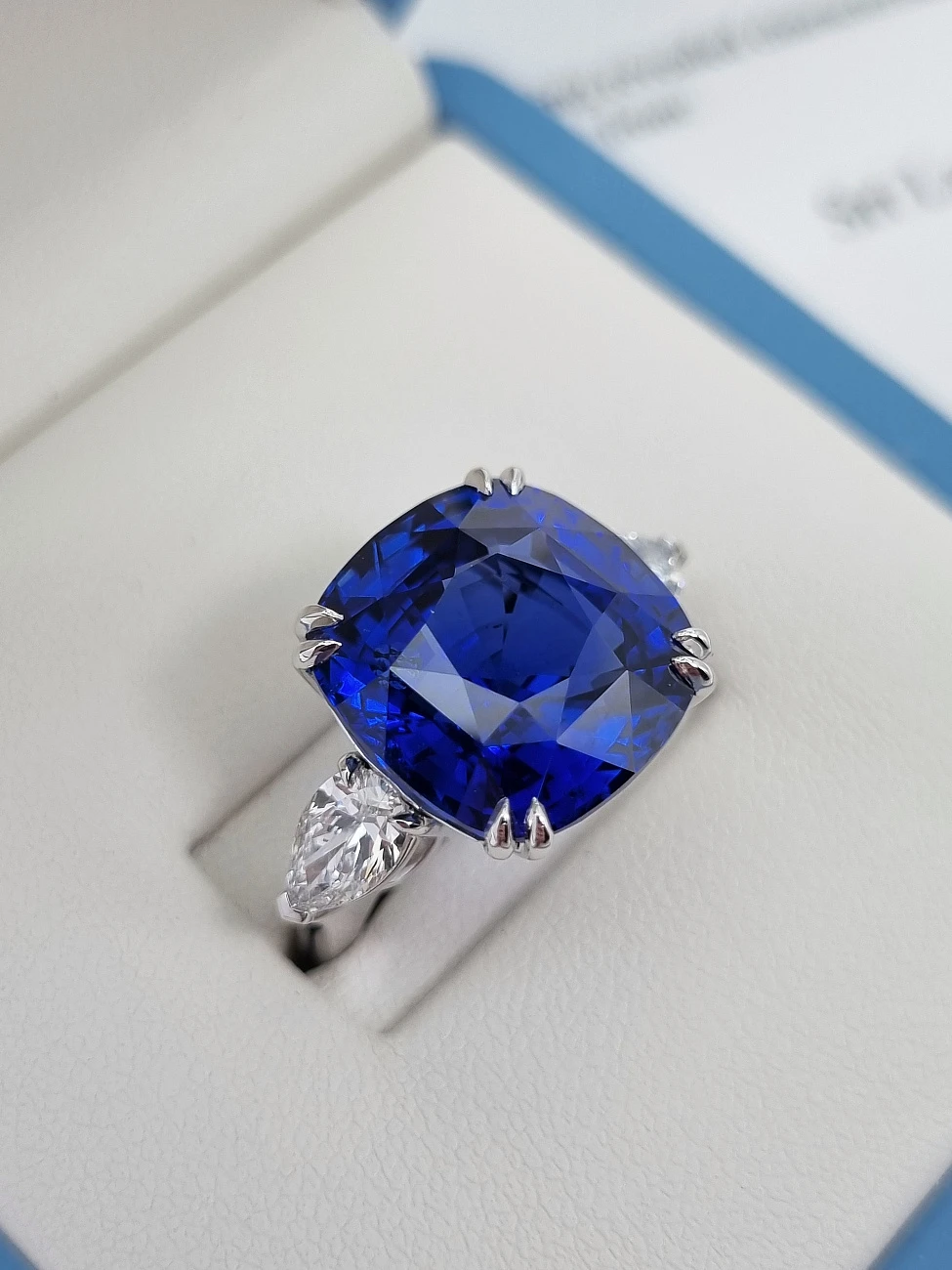 Украшение GRS GemResearch Swisslab  Кольцо с сапфиром 17,62 сt. "Royal Blue"   