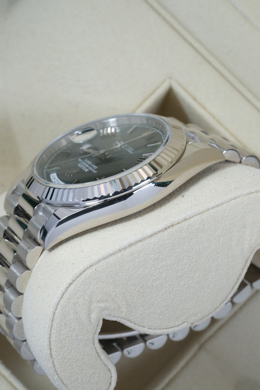 Часы Rolex  Day Date 40 Mm White Gold Olive Dial  228239