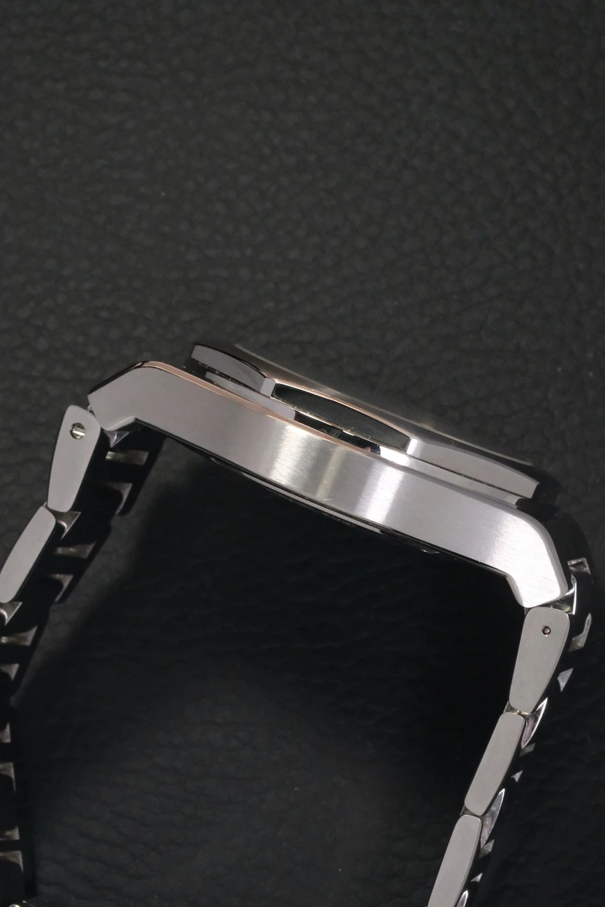Часы Girard-Perregaux  Laureato Chronograph Aston Martin Edition Limited Edition Of 188 Pieces  81020-11-001-11A