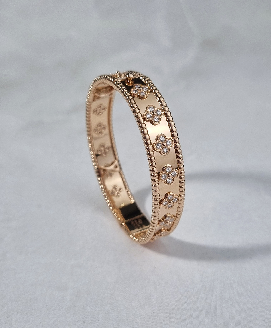 Украшение Van Cleef & Arpels  Браслет Perlée Clovers, Medium Model  VCARN5B200 