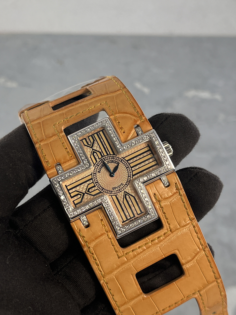 Часы Roger Dubuis  Follow Me Limited Edition 18K White Gold Diamond Set Fix  