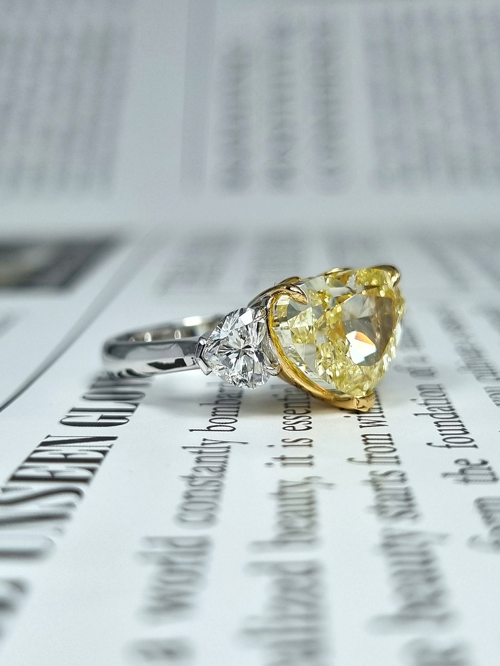 Украшение NO NAME  Кольцо 5,30 ct. Fancy Yellow/Si1 (Heart Diamond)   