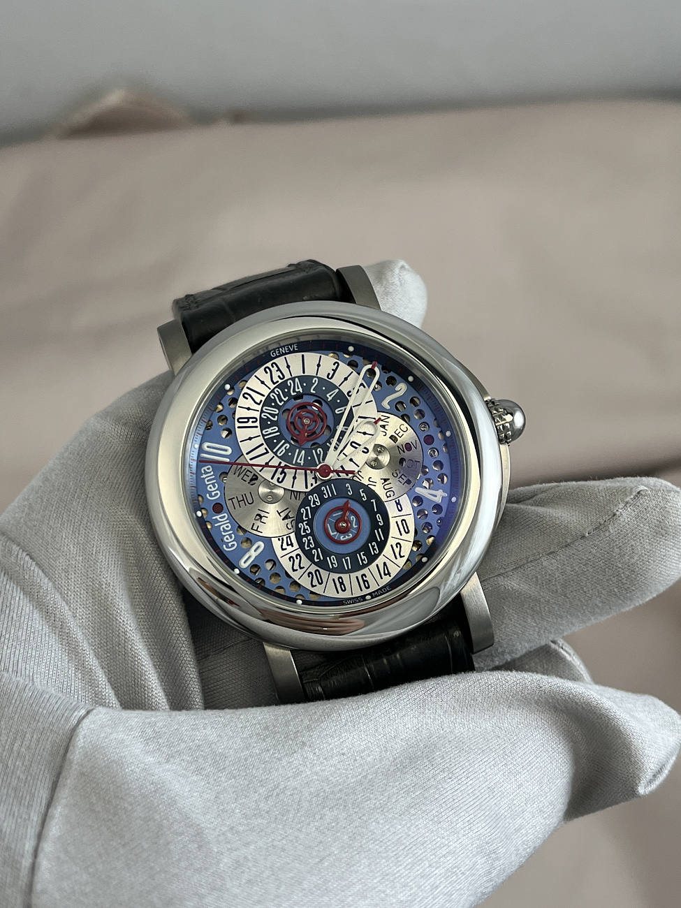 Часы Gerald Genta  Arena Perpetual Calendar  AQG.Y.87.129.CM.BD