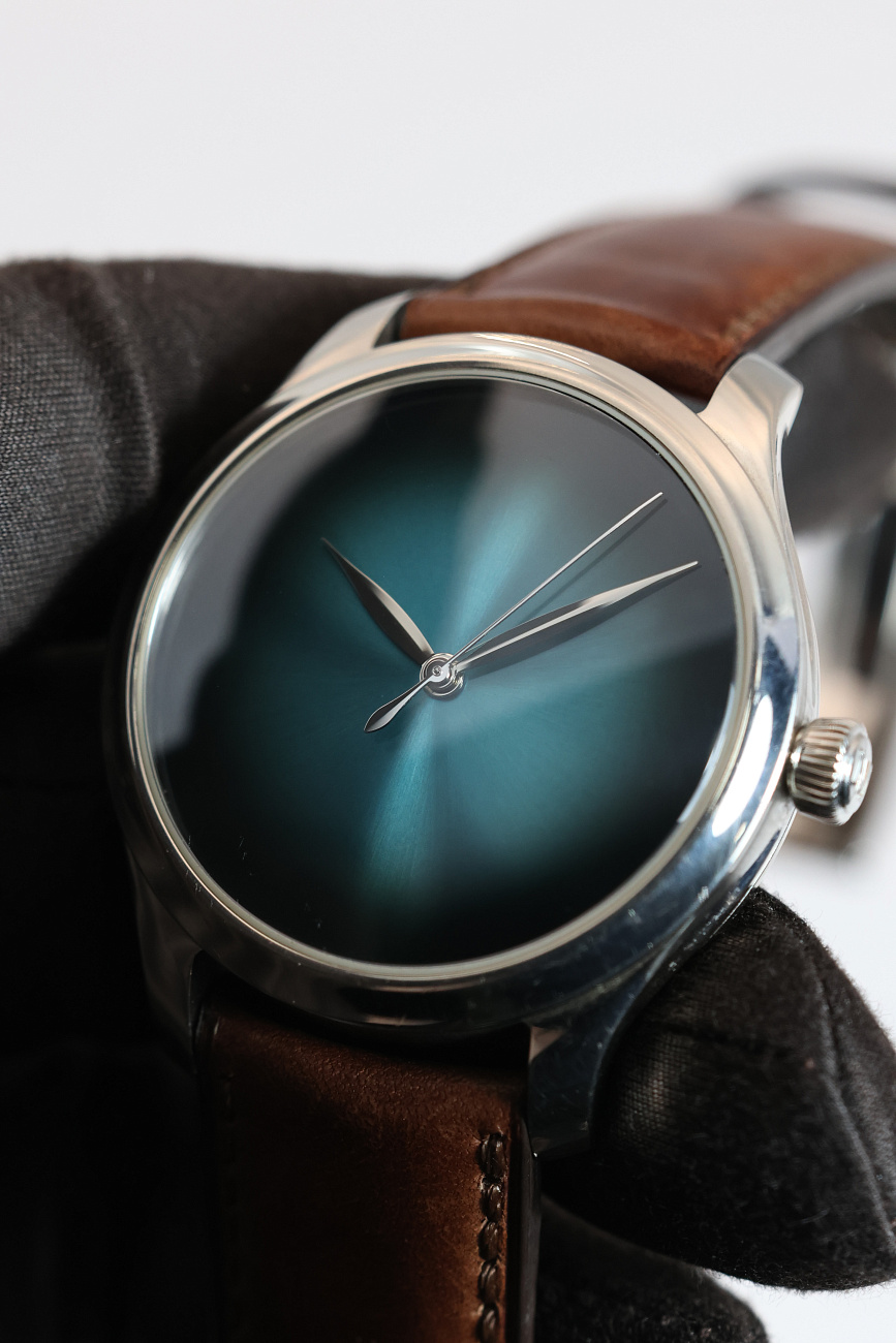Часы H. Moser & Cie  Endeavour Centre Seconds White Gold  Blue Lagoon 40mm  1200-0206
