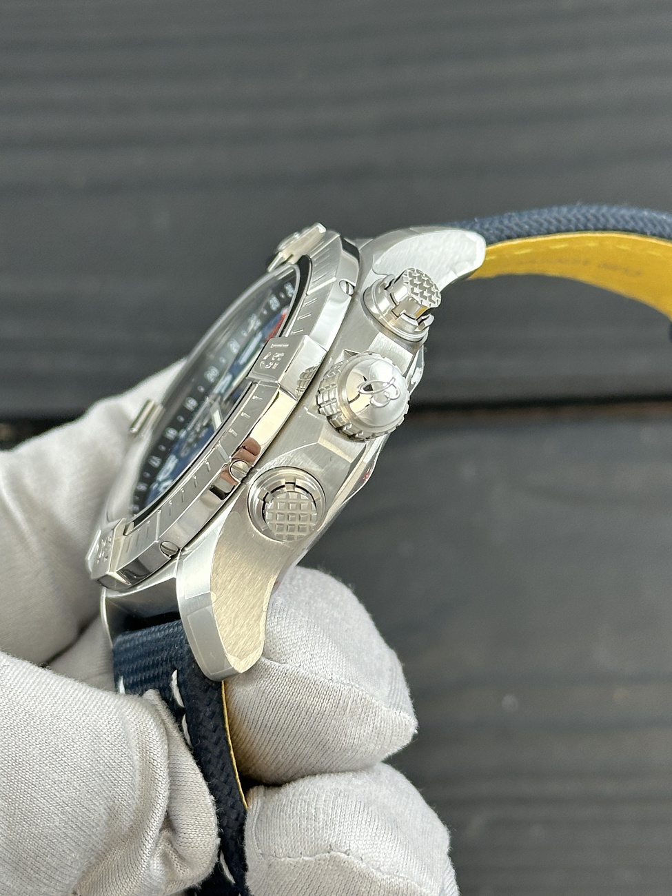 Часы Breitling  Avenger Chronograph Gmt 45  A24315101C1X2