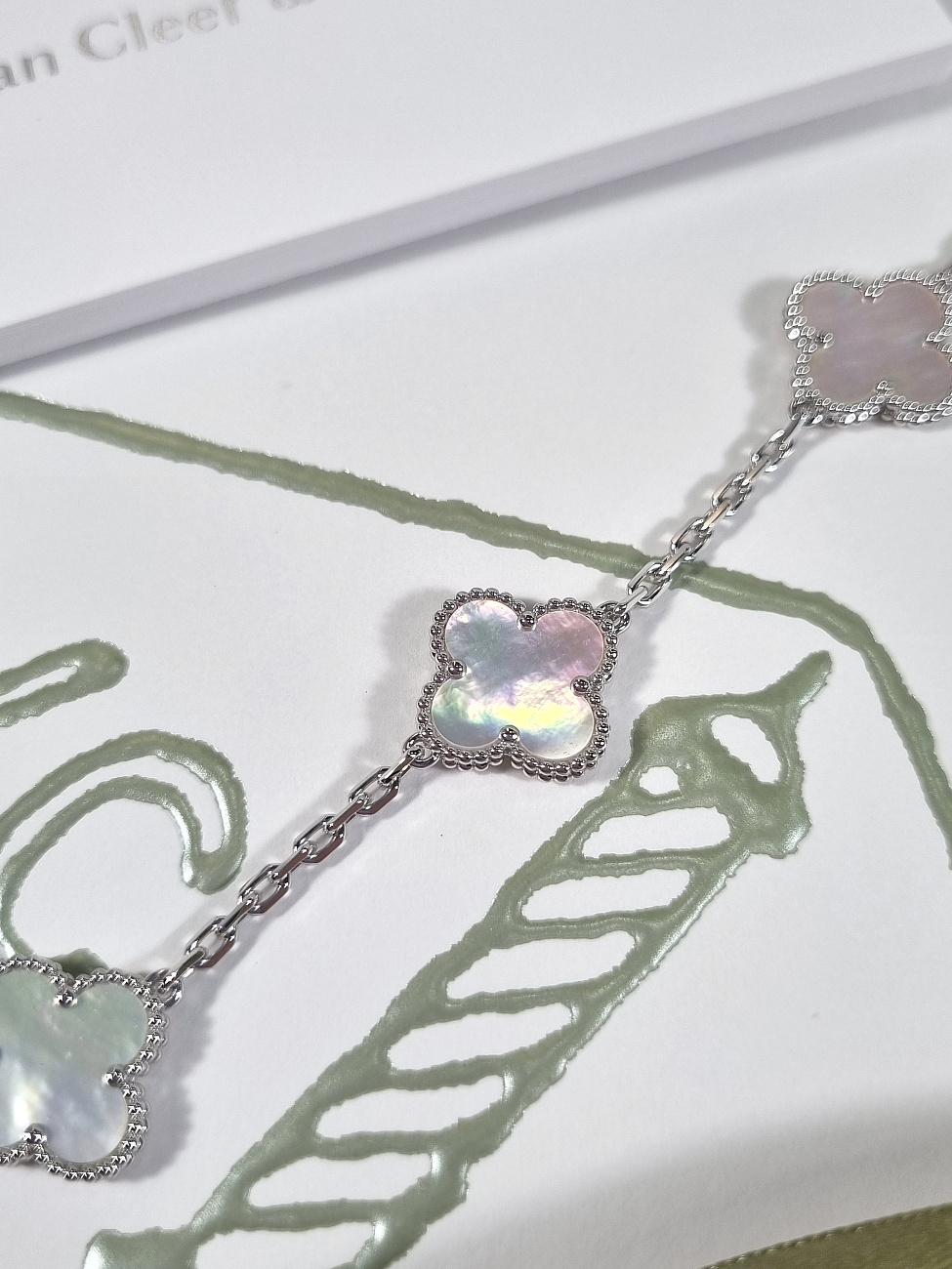 Van Cleef & Arpels в наличии в Москве в &quot;Мануфактуре&quot;! 