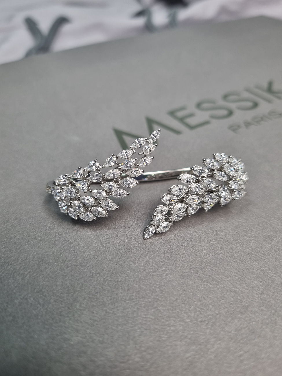 Украшение MESSIKA  Кольцо Angel Entre Les Doigts  06260-WG 