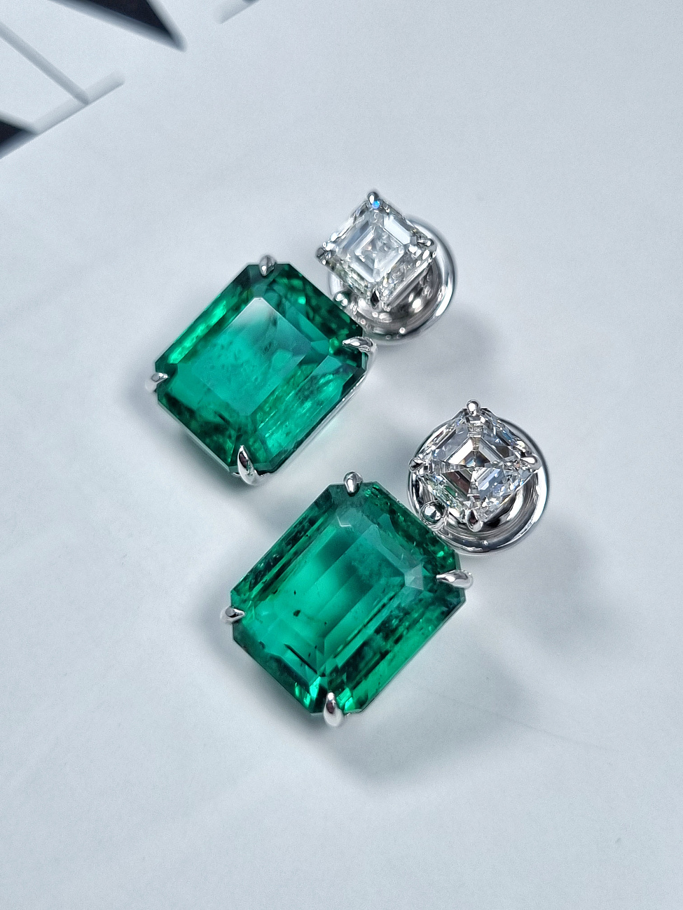Украшение GRS GemResearch Swisslab  Серьги с изумрудами 9,20/9,46 ct. Vivid Green (Zambia)   