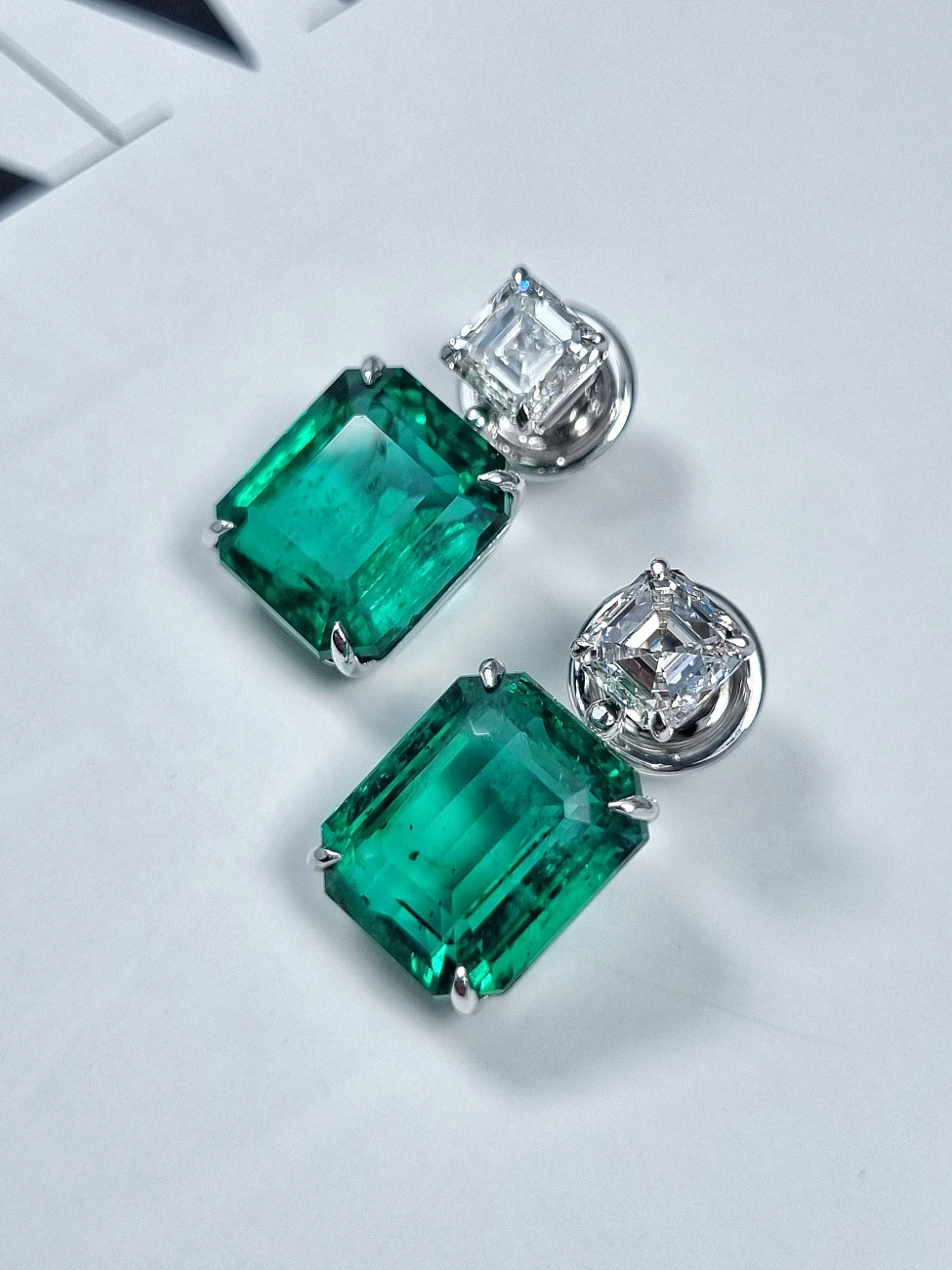 Украшение GRS GemResearch Swisslab  Серьги с изумрудами 9,20/9,46 ct. Vivid Green (Zambia)   