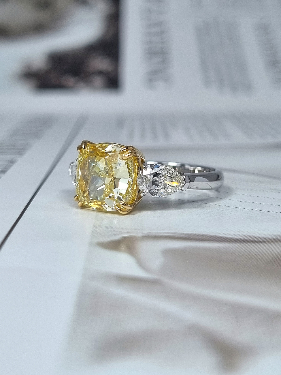 Украшение GIA  Кольцо с бриллиантом 5,01 ct. Fancy Yellow/Si1   