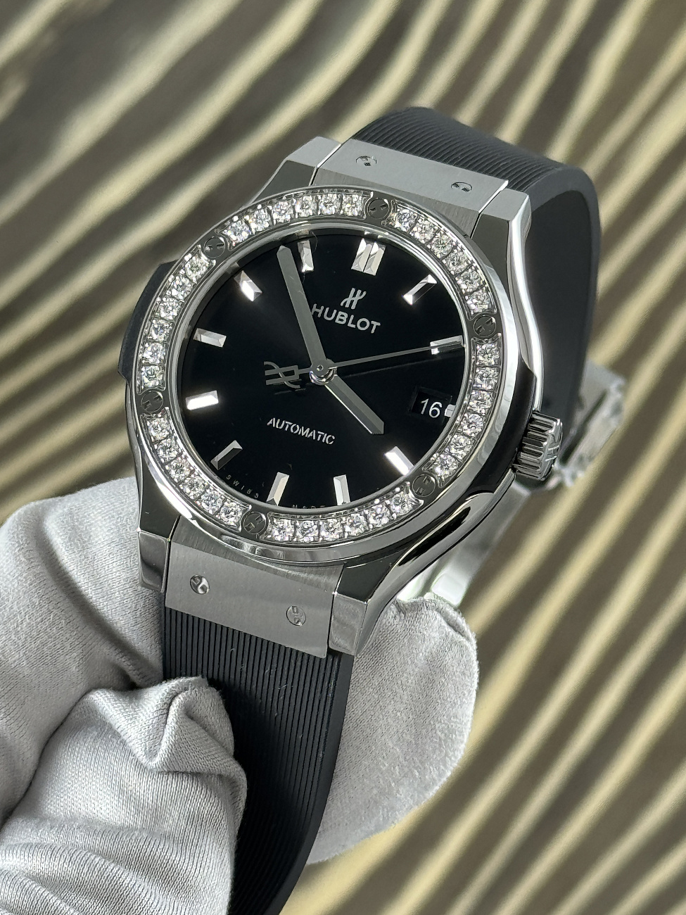 Часы Hublot  Classic Fusion Titanium Diamonds 38 Mm  565.nx.1470.rx.1204