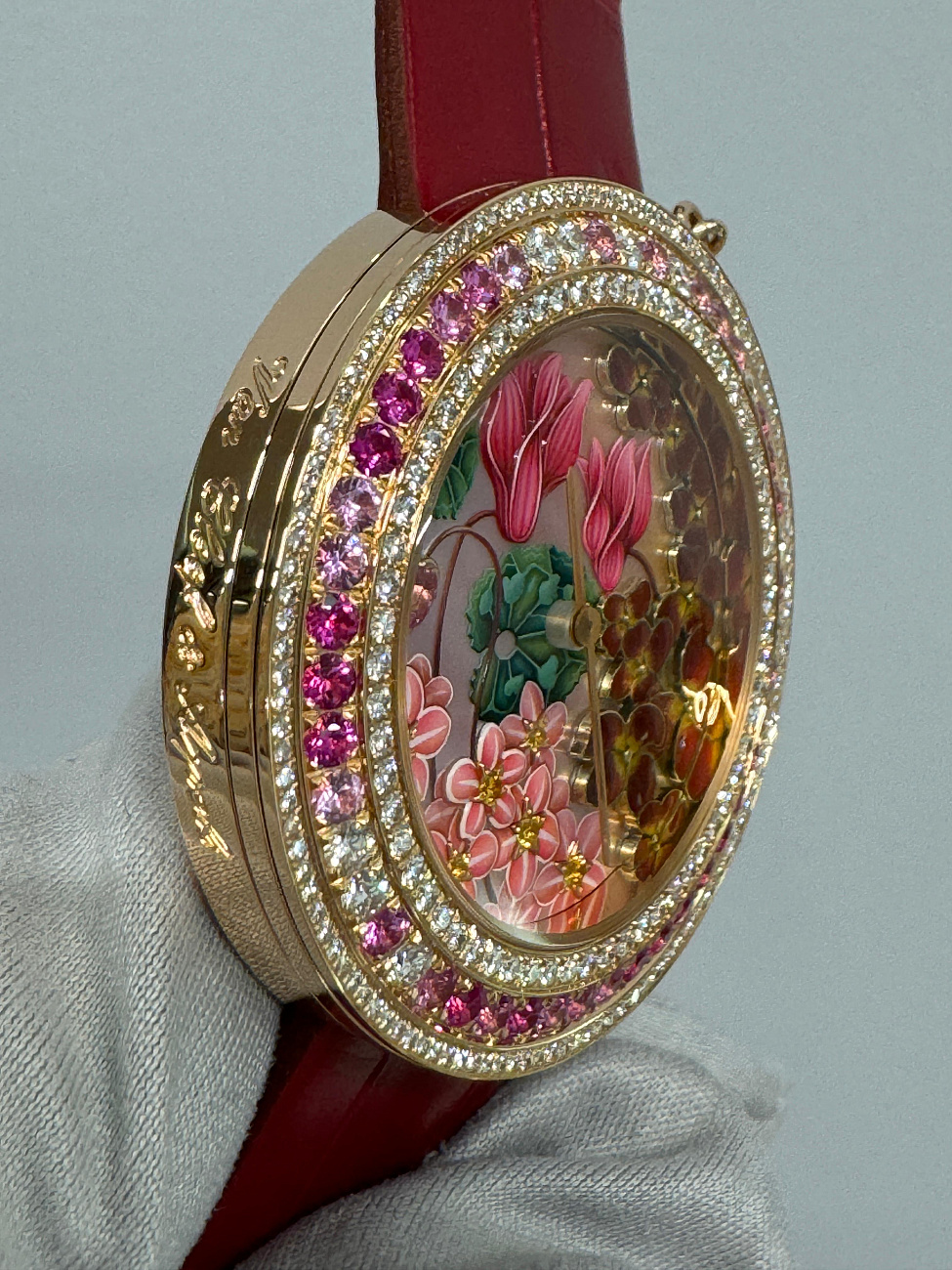 Украшение Van Cleef & Arpels  Charms Extraordinaire Amour  VCARO4JW00 